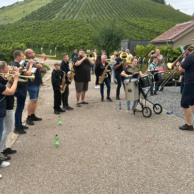 Drilltaufe und Weinausschank