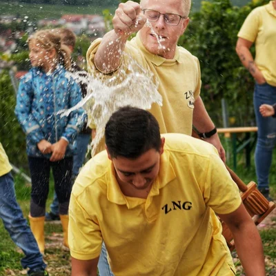 Drilltaufe und Weinausschank